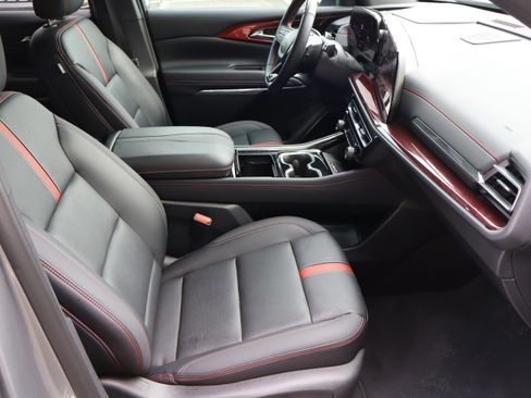 Used 2025 Chevrolet Traverse RS FWD image 40