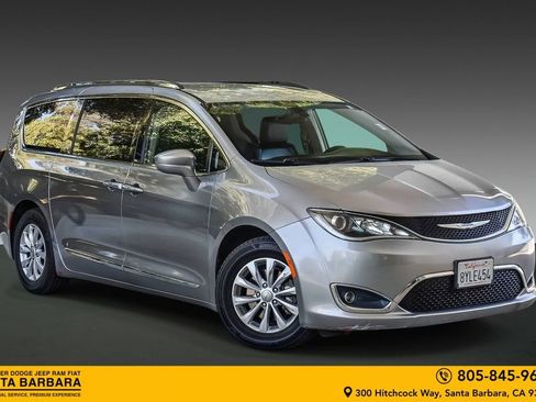 Used 2018 Chrysler Pacifica Touring-L image 1