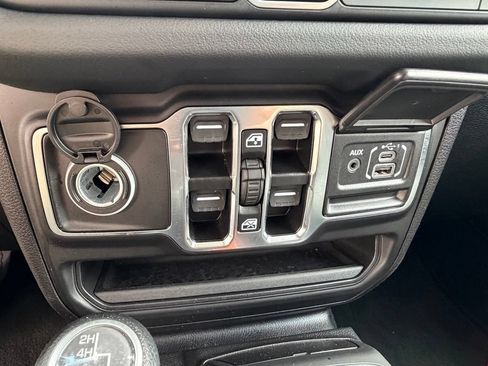 Used 2025 Jeep Wrangler Unlimited Sahara AWD/4WD image 26