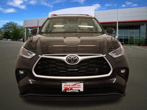 Used 2022 Toyota Highlander XLE AWD/4WD image 7