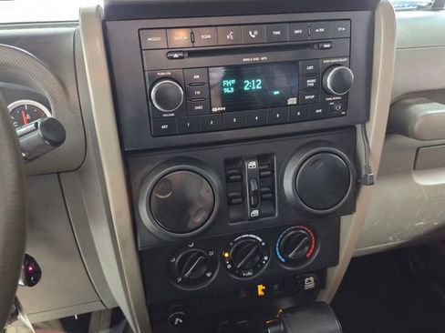 Used 2007 Jeep Wrangler Unlimited Sahara w/ Dual Top Group RWD image 18