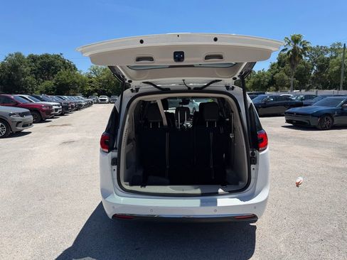Used 2023 Chrysler Pacifica Touring-L image 37