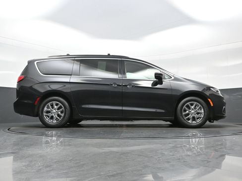 Used 2022 Chrysler Pacifica Touring-L FWD image 34