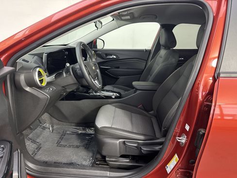 Used 2024 Chevrolet Trax LT w/ Driver Confidence Package FWD image 5