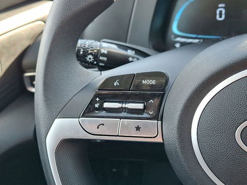 Certified 2025 Hyundai Elantra SE image 17