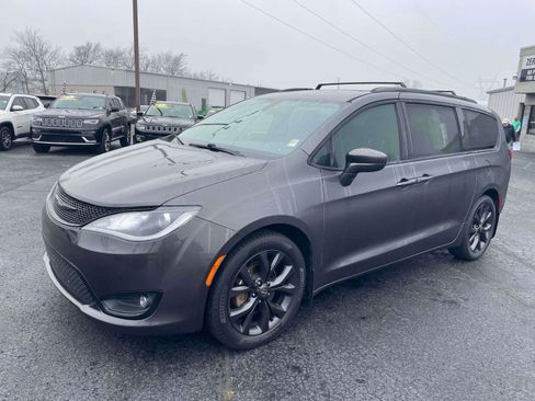 Used 2019 Chrysler Pacifica Touring-L Plus w/ S Appearance Package image 2