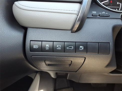 Used 2018 Toyota Camry XLE image 15