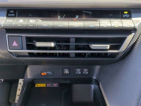 Used 2025 Toyota Camry SE w/ Convenience Package FWD image 21