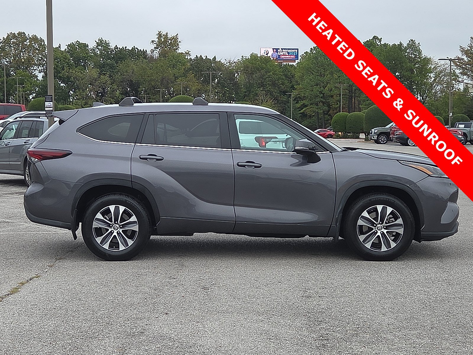 Used 2024 Toyota Highlander XLE FWD image 6