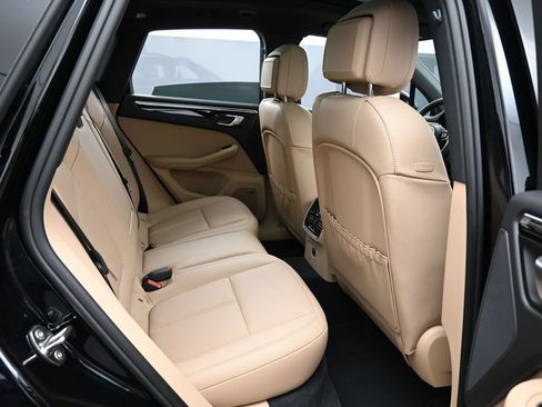 Certified 2025 Porsche Macan AWD/4WD image 28