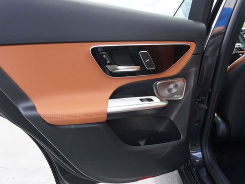 Used 2025 Mercedes-Benz GLC 300 4MATIC image 35