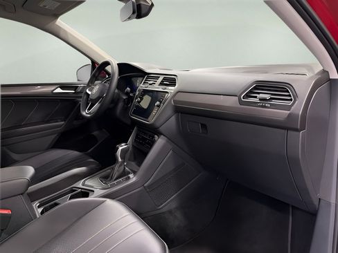 Used 2023 Volkswagen Tiguan SE w/ Panoramic Sunroof Package FWD image 13