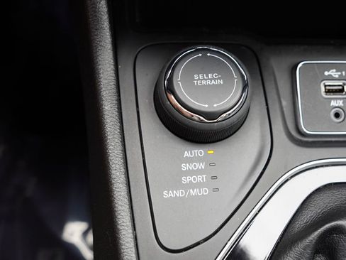 Used 2021 Jeep Cherokee Limited AWD/4WD image 32