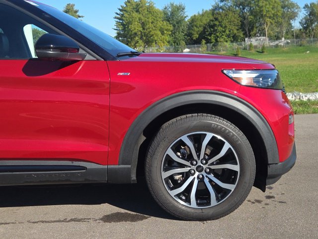 Used 2023 Ford Explorer XLT w/ Equipment Group 202A AWD/4WD image 4