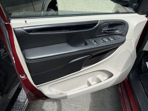 Used 2019 Dodge Grand Caravan SXT FWD image 18