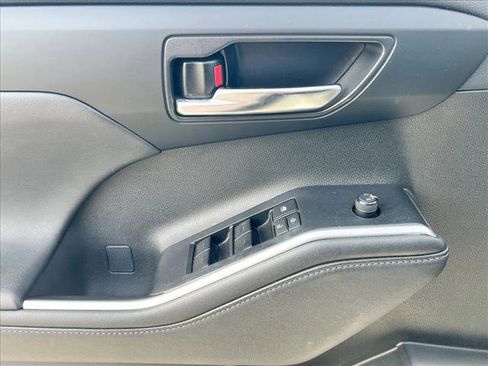 Certified 2024 Toyota Highlander XLE image 11