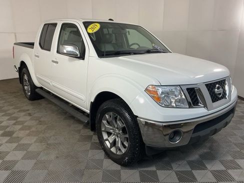 Used 2019 Nissan Frontier SL image 2