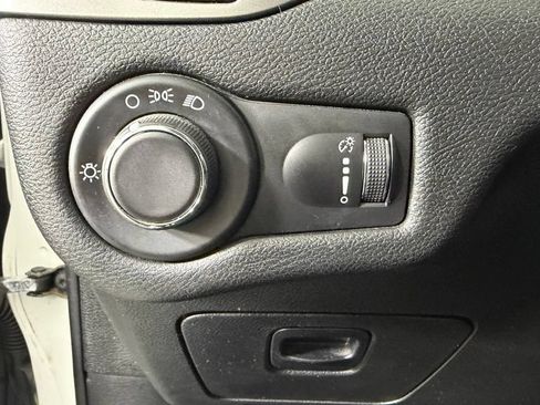 Used 2019 Jeep Cherokee Sport w/ Cold Weather Group AWD/4WD image 18