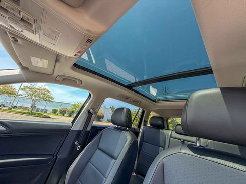 Used 2021 Volkswagen Tiguan SE FWD image 14