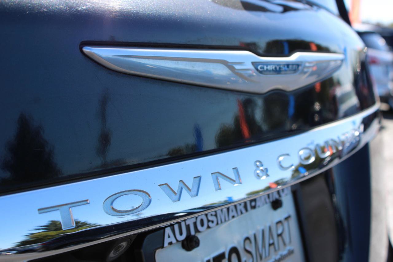 Used 2015 Chrysler Town & Country Touring-L w/ Driver Convenience Group FWD image 7