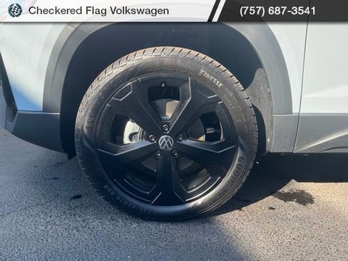 New 2026 Volkswagen Taos SE image 5