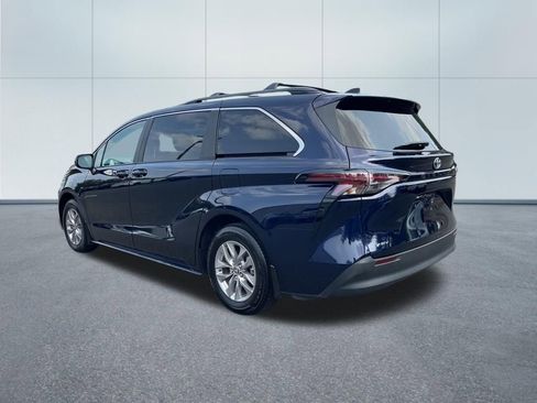 Used 2025 Toyota Sienna LE w/ LE Plus Package image 7