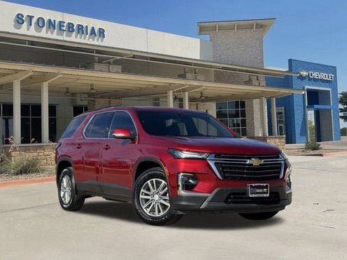 Used 2023 Chevrolet Traverse LT image 2
