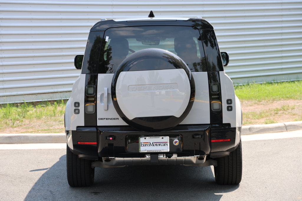 New 2026 Land Rover Defender 130 X-Dynamic SE AWD/4WD image 3