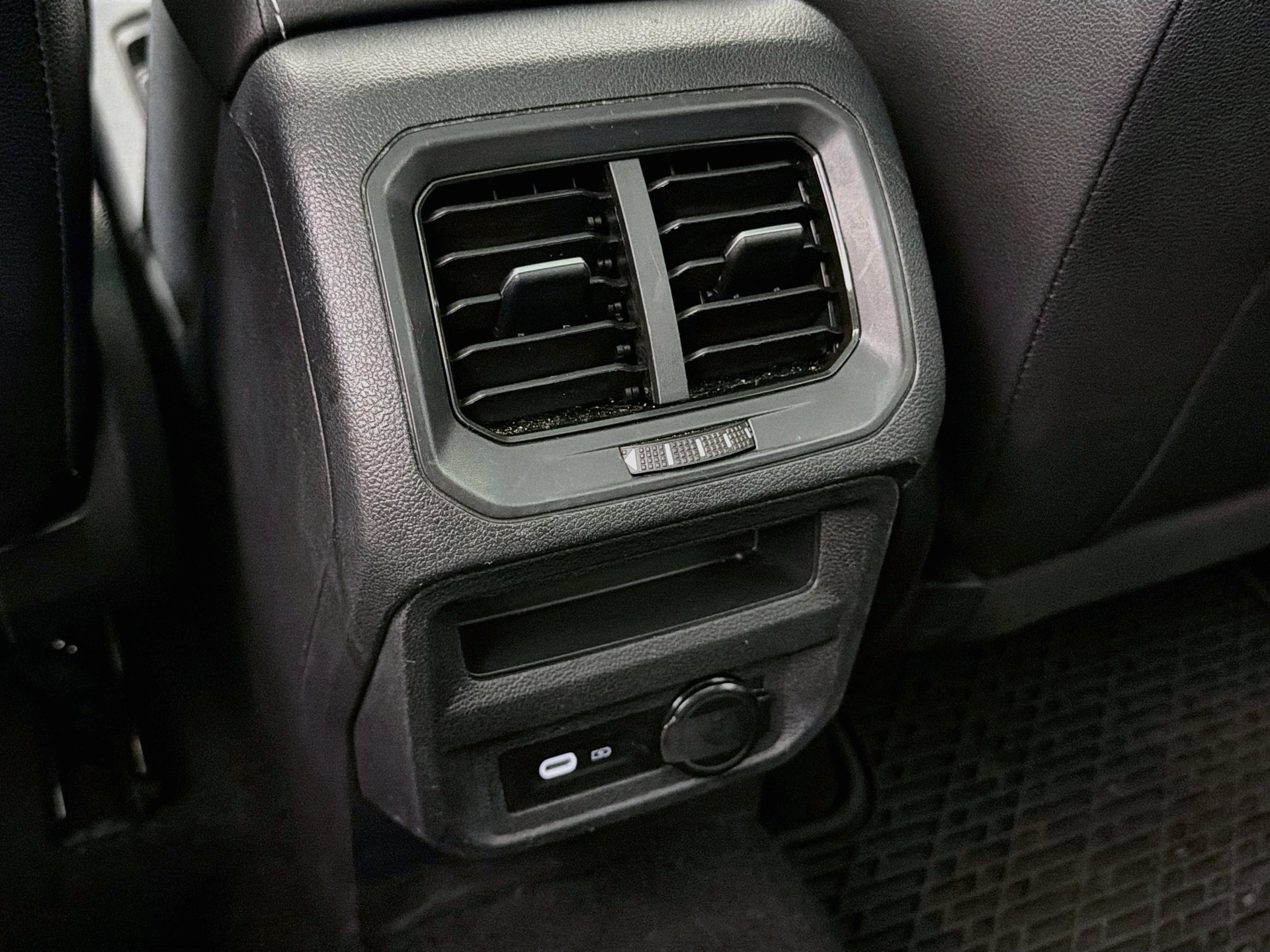 Used 2022 Volkswagen Tiguan SE w/ Panoramic Sunroof Package FWD image 25