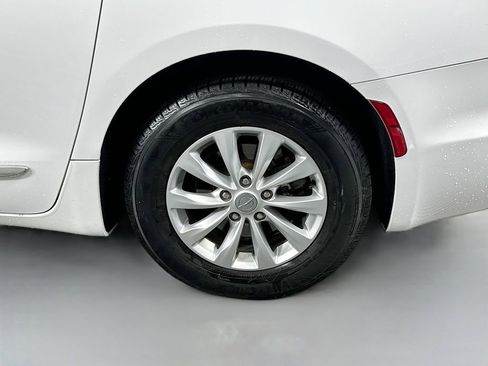 Used 2019 Chrysler Pacifica Touring-L image 32