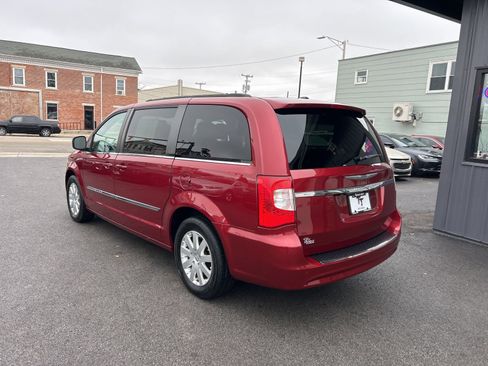 Used 2016 Chrysler Town & Country Touring image 3