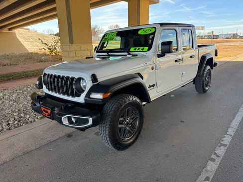 Used 2025 Jeep Gladiator Sport image 7