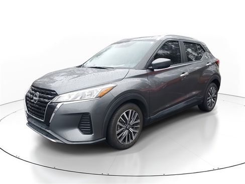 Used 2022 Nissan Kicks SV image 3