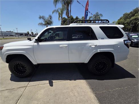 Used 2018 Toyota 4Runner SR5 AWD/4WD image 8