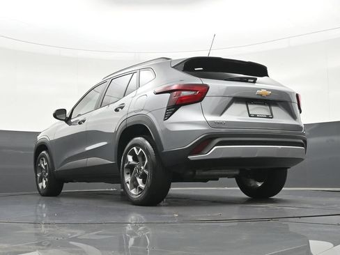 Used 2025 Chevrolet Trax LT FWD image 27