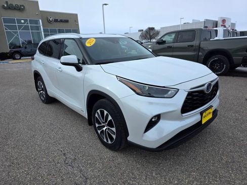 Used 2022 Toyota Highlander XLE AWD/4WD image 5