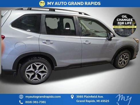 Used 2023 Subaru Forester Premium image 8