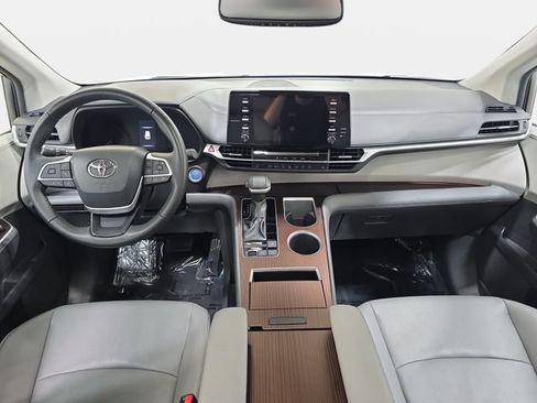Certified 2023 Toyota Sienna XLE FWD image 9