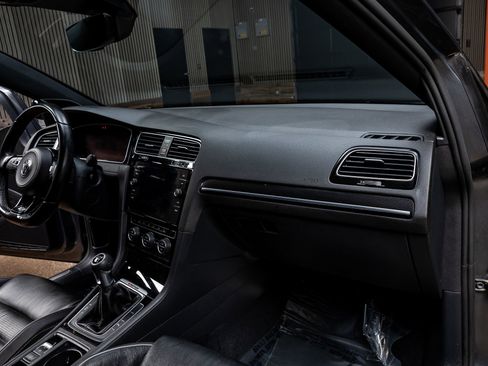 Used 2018 Volkswagen Golf R 4-Door image 13