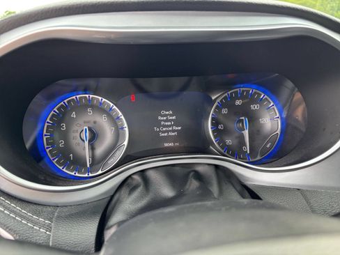 Used 2025 Chrysler Pacifica Limited FWD image 45
