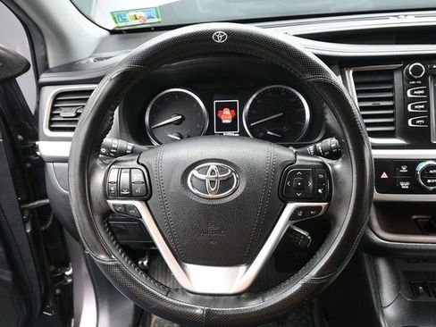 Used 2019 Toyota Highlander XLE image 16