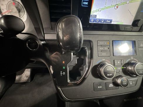 Used 2016 Toyota Sienna SE Premium image 28