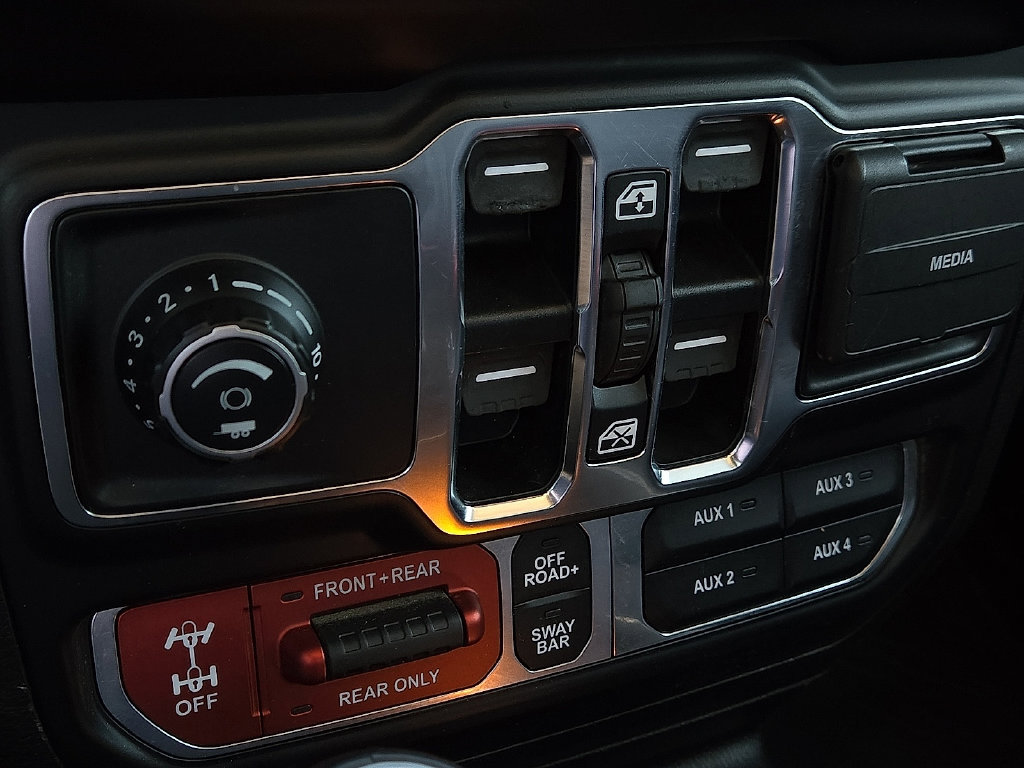 Used 2022 Jeep Gladiator Rubicon w/ LED Lighting Group AWD/4WD image 16