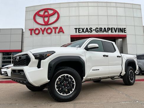 Used 2025 Toyota Tacoma TRD Off-Road image 2