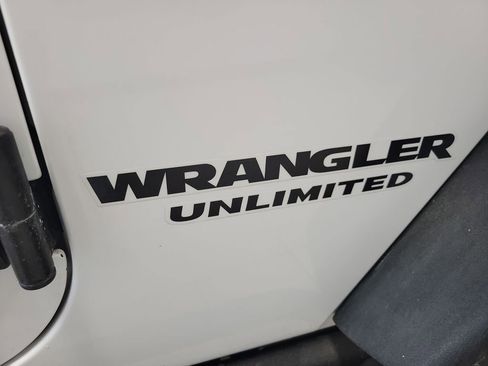 Used 2016 Jeep Wrangler Unlimited Rubicon image 15