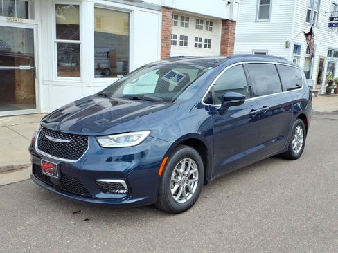 Used 2022 Chrysler Pacifica Touring FWD image 2