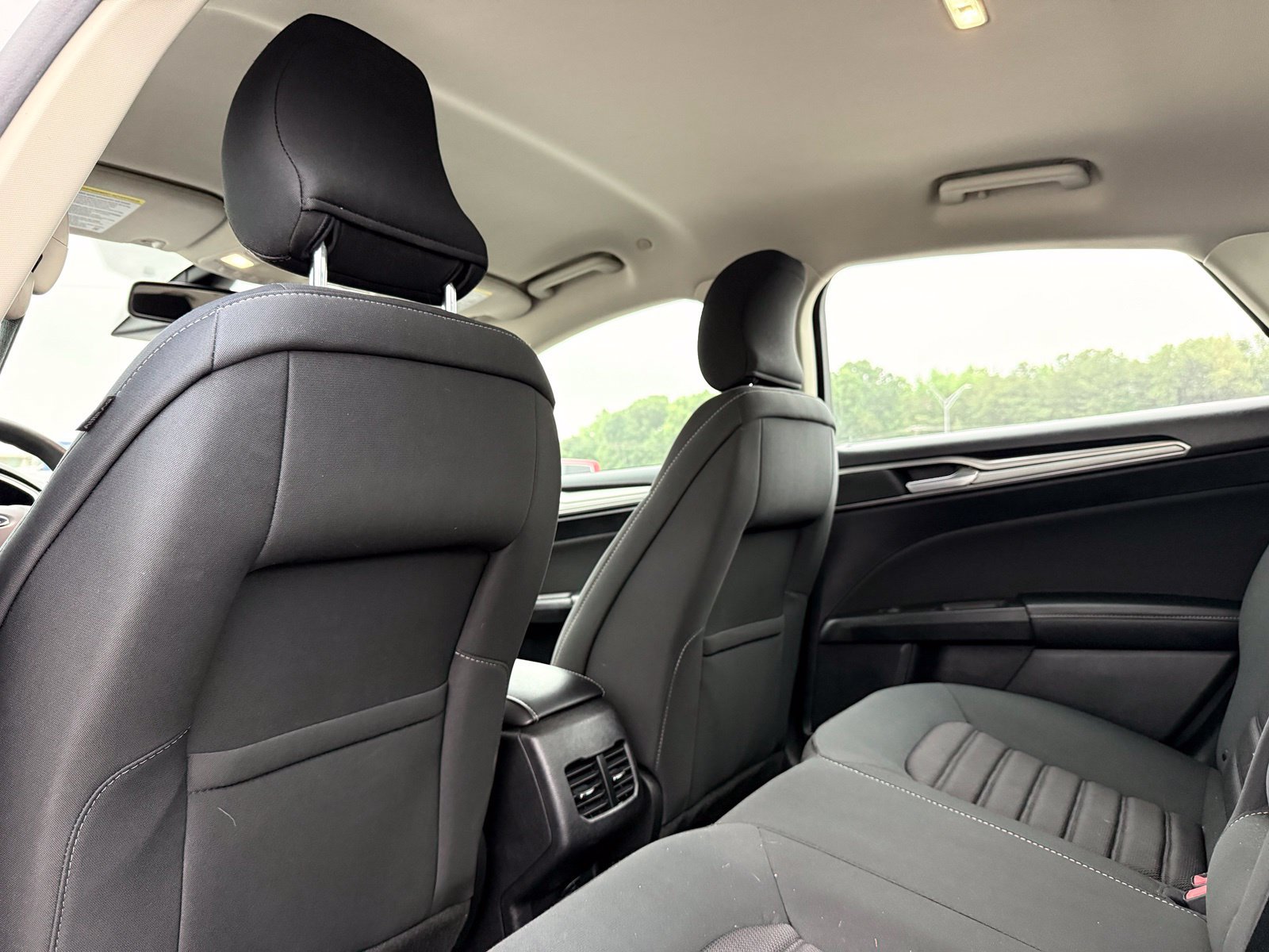 Used 2019 Ford Fusion SE FWD image 15