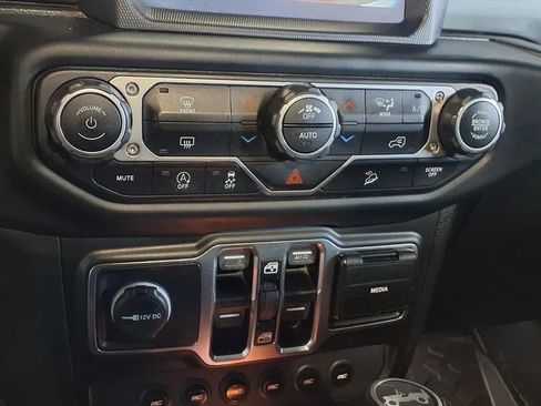 Used 2019 Jeep Wrangler Unlimited Sahara w/ Uconnect 4C Nav & Sound Group AWD/4WD image 22