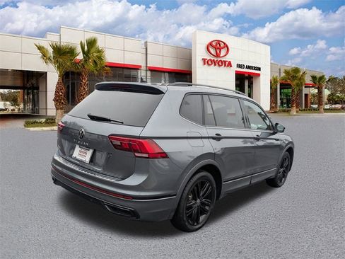 Used 2022 Volkswagen Tiguan SE R-Line image 4