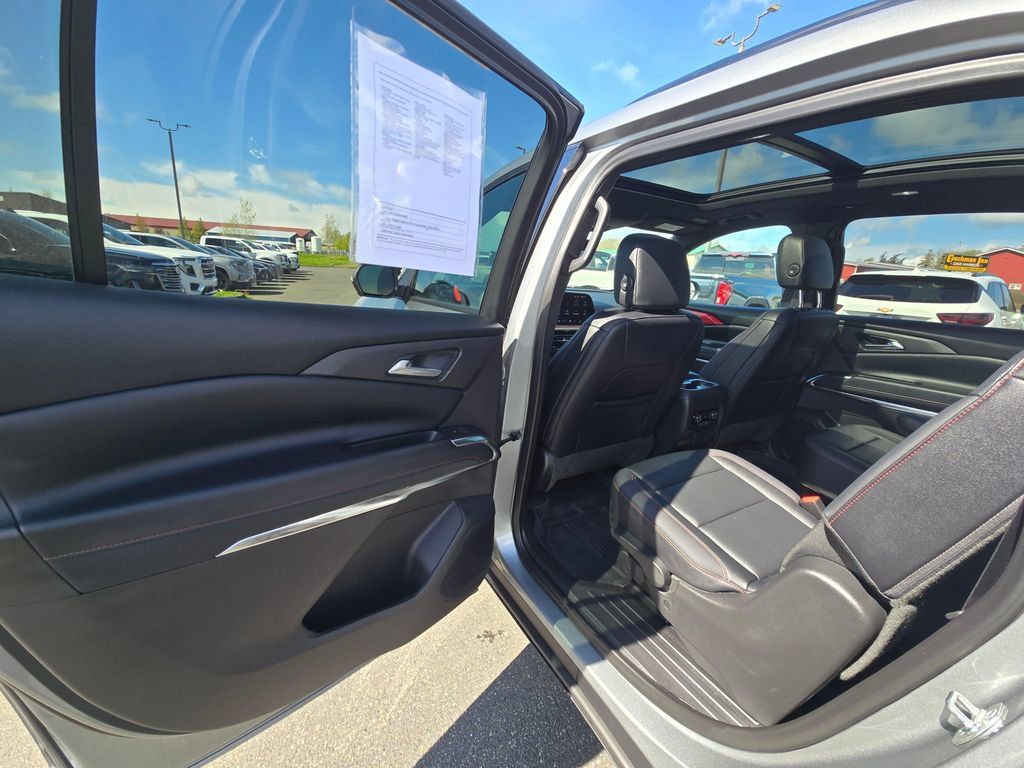 Used 2025 Chevrolet Traverse Z71 w/ LPO, Floor Liner Package AWD/4WD image 11